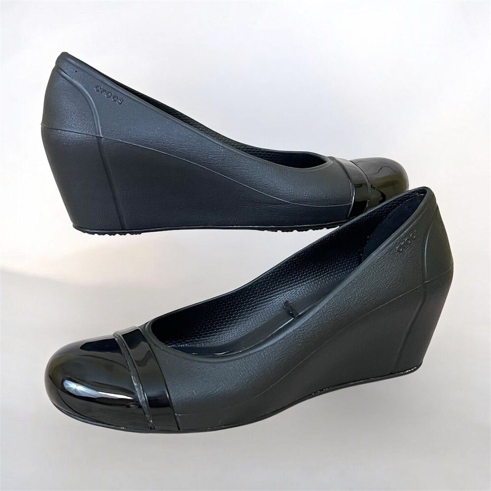 NEW Crocs Cap Toe Wedge Womens 8 Black Comfort Heel Pump Patent Slip-On Shoes
